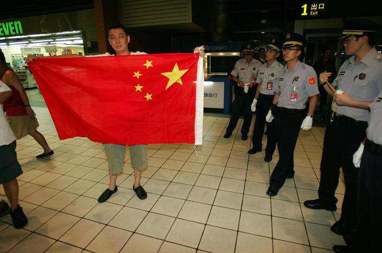 En demonstrant der ikke mener, at Dalai Lama skal forstyrre det forbedrede forhold mellem Kina og Taiwan. 