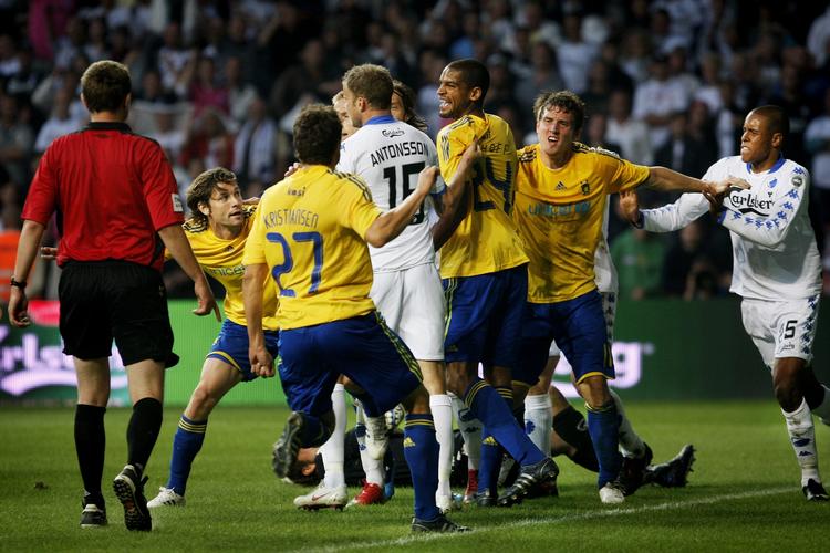 Slagmål mellem ophidsede spillere i de sidste minutter af kampen mellem FCK og Brøndby, hvor FCK-målmand Jesper Christiansen blev skadet. 