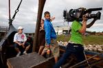 De to 18-årige danske araberdrenge Biilo (hvid trøje) og T (blå trøje) tager danskheden under kritisk behandling i serien 'Perlevenner'. Den kan ses på DR's nye netkanal, Pirat TV. Foto: Jacob Ehrbahn 