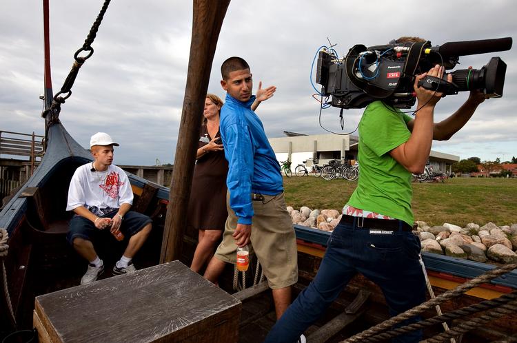 De to 18-årige danske araberdrenge Biilo (hvid trøje) og T (blå trøje) tager danskheden under kritisk behandling i serien 'Perlevenner'. Den kan ses på DR's nye netkanal, Pirat TV. Foto: Jacob Ehrbahn 