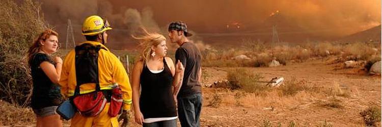 Kevin Munson, Brittany Fryer, Francesca Scott (til venstre) og en uidentificeret brandmand betrager flammerne nær Acton, Californien. 