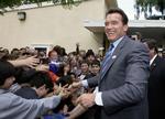 Schwarzenegger bliver her budt velkommen af elever fra Kenter Canyon Elementary school i Los Angeles. Måske ser de frem til at erhverve sig et styks signeret hittegods fra den tidligere Terminator. 