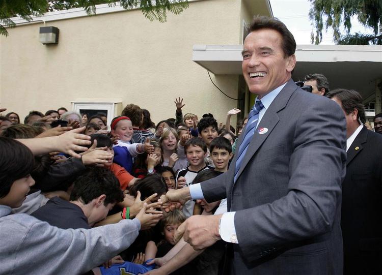 Schwarzenegger bliver her budt velkommen af elever fra Kenter Canyon Elementary school i Los Angeles. Måske ser de frem til at erhverve sig et styks signeret hittegods fra den tidligere Terminator. 