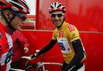Fabian Cancellara i den gule førertrøje ved indskrivningen forud for gårsdagens etape. Til venstre Matti Breschel i den danske mesterskabstrøje. Arkivfoto. 