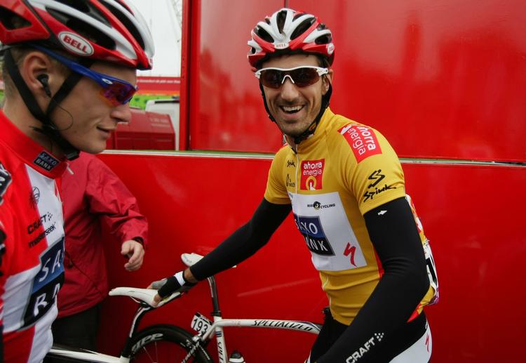 Fabian Cancellara i den gule førertrøje ved indskrivningen forud for gårsdagens etape. Til venstre Matti Breschel i den danske mesterskabstrøje. Arkivfoto. 