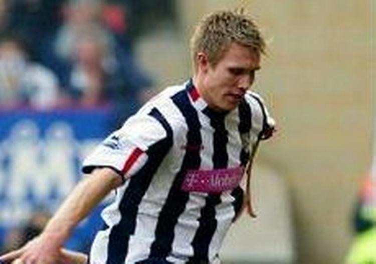 Albrechtsen i kamp for West Bromwich. - Arkivfoto: AP 