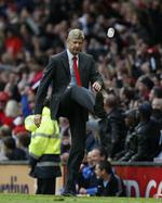 Arsene Wenger forsøger sig med en gakket gangart, da han rammer en vandflaske med et spark, som fik dommeren til at bortvise træneren. Arkivfoto. 