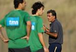 Portugals landstræner Carlos Queiroz (th) under en landsholdssamling i august. til venstre ses spillerne Tiago og Hugo Almeida. Arkivfoto. 