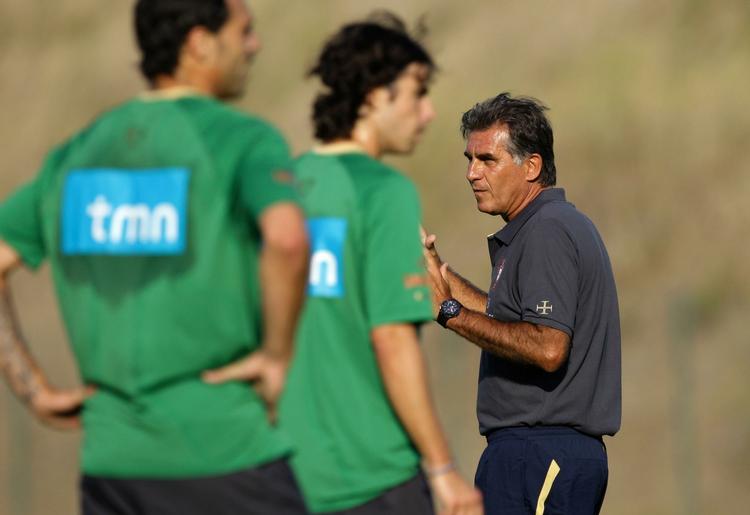 Portugals landstræner Carlos Queiroz (th) under en landsholdssamling i august. til venstre ses spillerne Tiago og Hugo Almeida. Arkivfoto. 