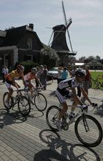 Fabian Cancellara (tv) på dagens etape, hvor han formåede at bevare den gule førertrøje på overkroppen lidt endnu. 