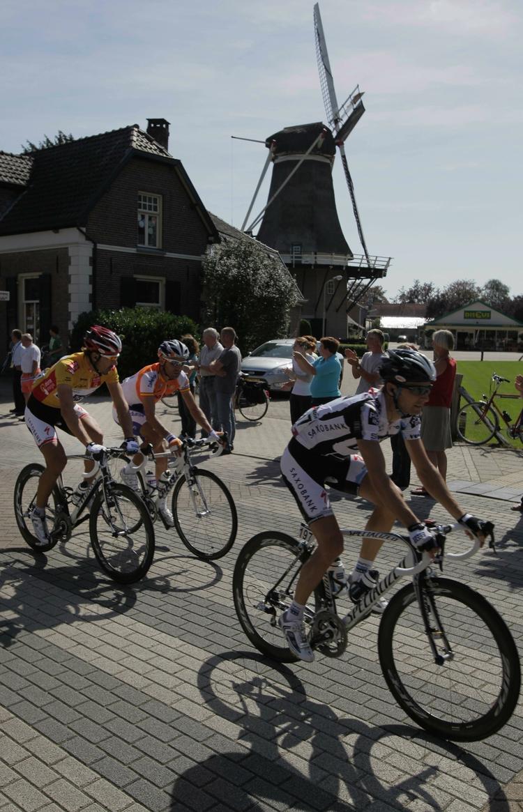 Fabian Cancellara (tv) på dagens etape, hvor han formåede at bevare den gule førertrøje på overkroppen lidt endnu. 