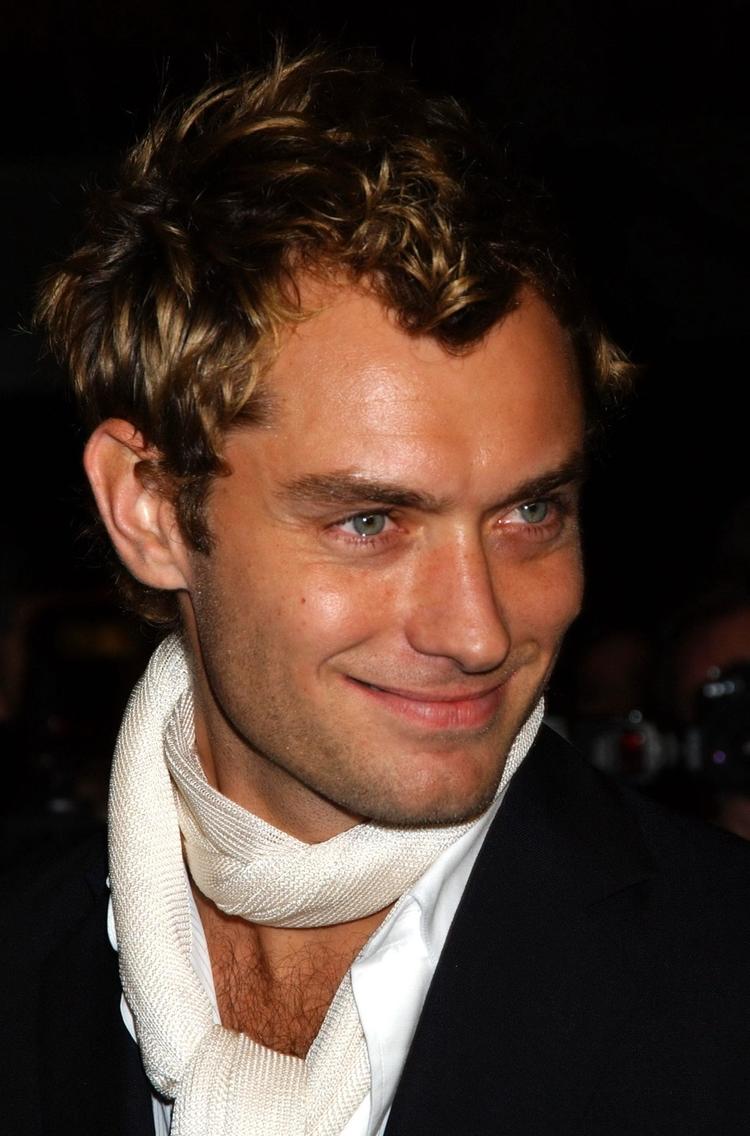 Jude Law er taget tilbage til London efter at have spillet Hamlet i Helsingør. 