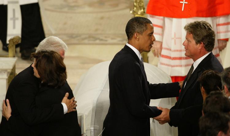 En mulig kandidat til det ledige senatssæde er Joseph Kennedy, Edward Kennedys nevø, der tidligere har siddet i Kongressen. Joseph Kennedy møder her præsident Obama under begravelsen af det gamle senatsmedlem. 
