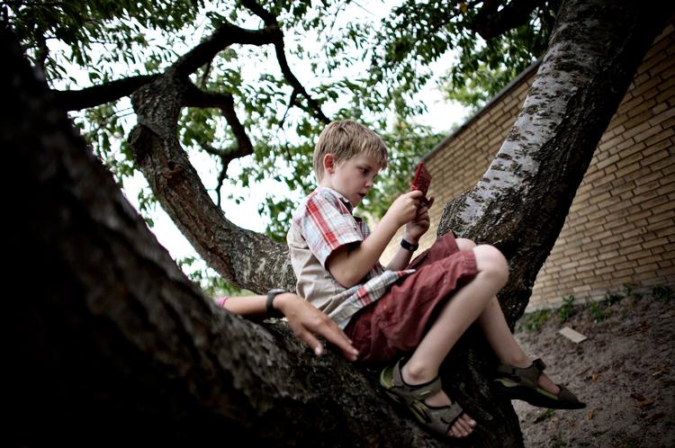 Jakob Schultz Madsen, 8 år, har Aspergers syndrom og går i specialklasse, men den er truet af store besparelser. Jakob har ikke rigtig tid til foto, for han har lige fået ’Flunkerne Superskurke’ til sin Nintendo. 