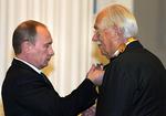 Sergej Mikhalkov blev gang på gang dekoreret af myndighederne. Senest i april i fjor, hvor Vladimir Putin gav ham endnu en medalje. Arkivfoto: Mikhail Klimantijev, Ria-Novostia, AP. 