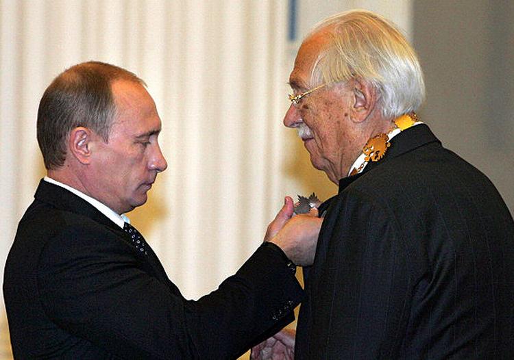 Sergej Mikhalkov blev gang på gang dekoreret af myndighederne. Senest i april i fjor, hvor Vladimir Putin gav ham endnu en medalje. Arkivfoto: Mikhail Klimantijev, Ria-Novostia, AP. 