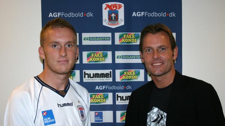 Sportsdirektør Brian Steen Nielsen (til højre) med AGF's nye mand. 