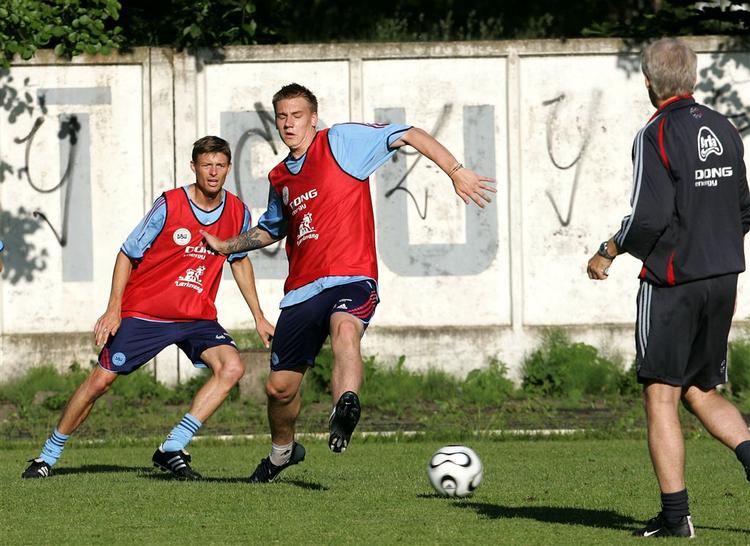 Jon Dahl Tomasson (tv) og landstræner Morten Olsen (th) vil ikke være med på portugisernes snak om, at Danmark skulle være favorit på hjemmebane i kampen lørdag. Arkivfoto. 