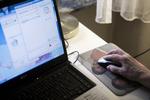 Ebay, som købte internettelefontjenesten Skype i 2005, vil nu af med den igen. Her er en bruger igang med et opkald på Skype. 