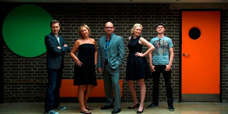 Her er de fem sjove mennesker, der skal bære 'Live fra Bremen' hjem: Lasse Rimmer ('Casper og Mandrilaftalen'), Christina Sederqvist ('Piger på prøveløsladelse), Lars Hjortshøj ('Klovn'), skuespilleren Julie Agnete Vang og Esben Pretzmann ('Drengene fra Angora'). Foto: TV 2. 