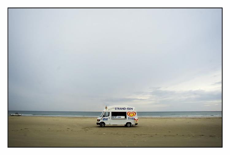 Isbil på stranden i Blokhus. Der er ikke mange badegæster, når den danske sommer sætter ind. Arkivfoto 