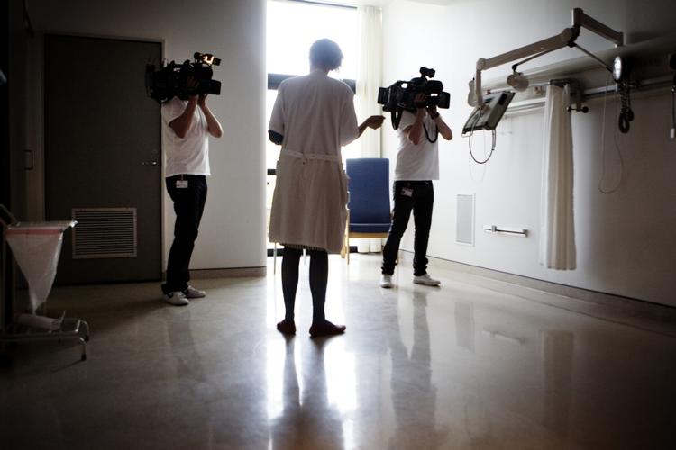 Hvidovre Hospital har forberedt sig på en epidemi af svineinfluenza. Men personalet står selv i første række til at blive vaccineret. 