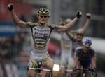 André Greipel undgik at blive involveret i massestyrtet kort før mål og vandt spurten i suveræn stil. 
