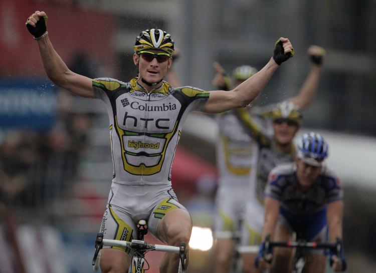 André Greipel undgik at blive involveret i massestyrtet kort før mål og vandt spurten i suveræn stil. 