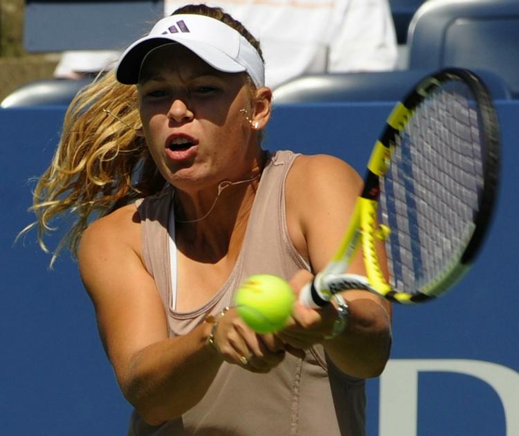 Nerverne gik ud over spillets kvalitet, men klasse fornægter sig ikke. Caroline Wozniacki er klar til anden runde i US Open - sæsonens sidste grandslam. 