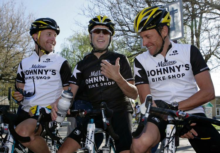 Chris Horner (i midten) omgivet af landsmændene Lance Armstrong (th.) og Levi Leipheimer var uheldig og styrtede på 4. etape af Vuelta a Espana. Arkivfoto. 