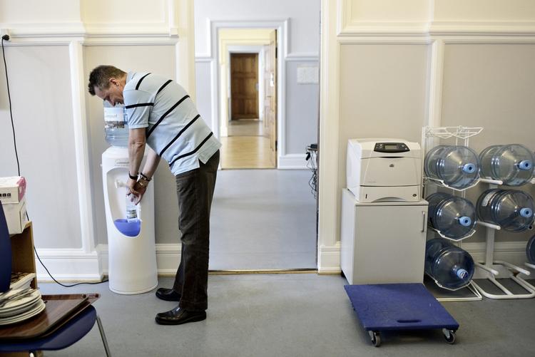 Medarbejderne i ledelsessekretariatet på Københavns Rådhus var i juni chokerede over Politikens afsløring af, at kildevandsbeholderne på deres kontorer afgiver hormonforstyrrende stoffer til vandet indeni. Nu slipper de for dem. 