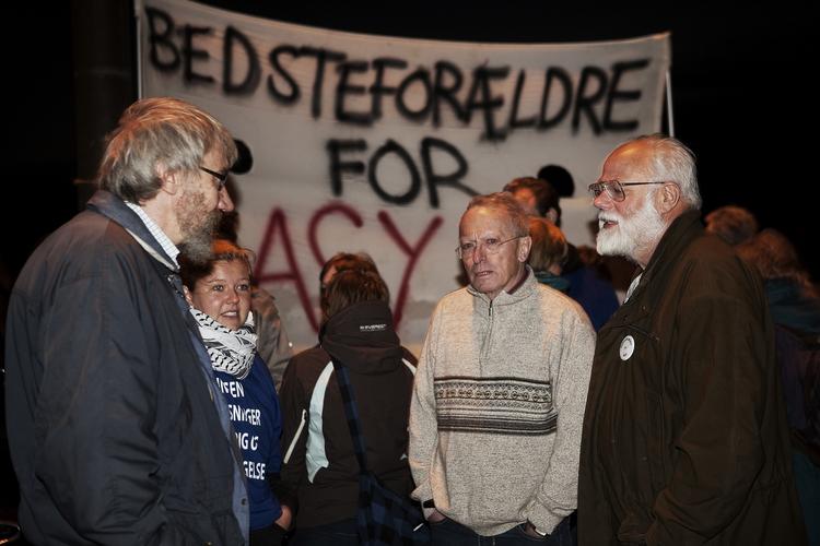 Op imod 100 aktivister var tidligt i morges mødt op i Roskilde Lufthavn for at protestere mod tvangshjemsendelserne af irakiske asylansøgere. De fik en lang næse, for irakerne blev fløjet fra Odense i stedet for Roskilde. 