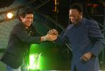 Gode venner? Maradona (til venstre) og Pele hilser på hinanden under et tv-show i 2005. Arkivfoto. 