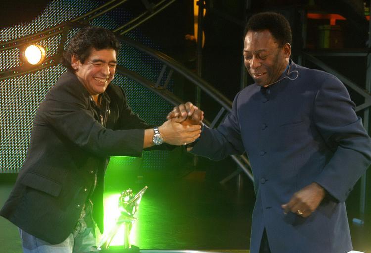 Gode venner? Maradona (til venstre) og Pele hilser på hinanden under et tv-show i 2005. Arkivfoto. 