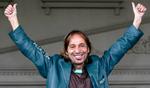 Billigt sluppet - Alain Robert uden for retsbygningen i Kuala Lumpur, der lod ham går efter at han havde betalt en bøde på 3.000 kroner. 