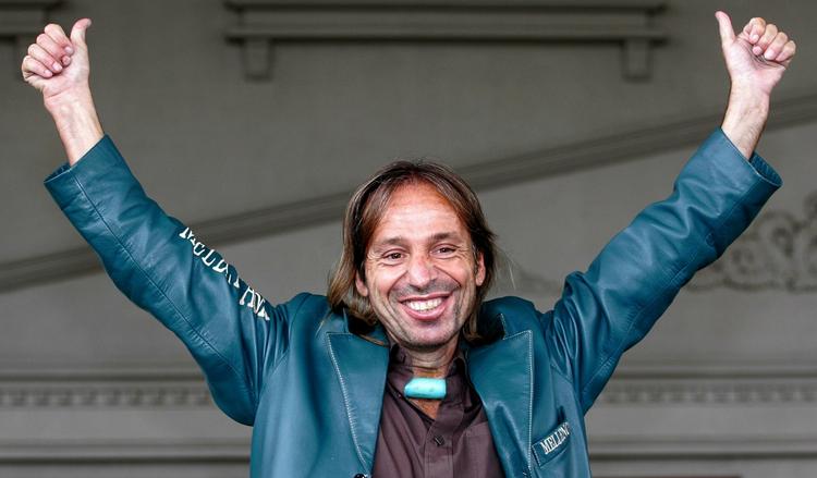 Billigt sluppet - Alain Robert uden for retsbygningen i Kuala Lumpur, der lod ham går efter at han havde betalt en bøde på 3.000 kroner. 