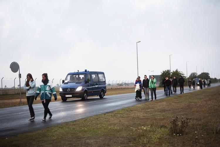 Omkring 100 aktivister var i nat og i morges taget til Roskilde Lufthavn. Senere erfarede de, at 22 irakere var blevet sendt ud af landet fra Odense. 