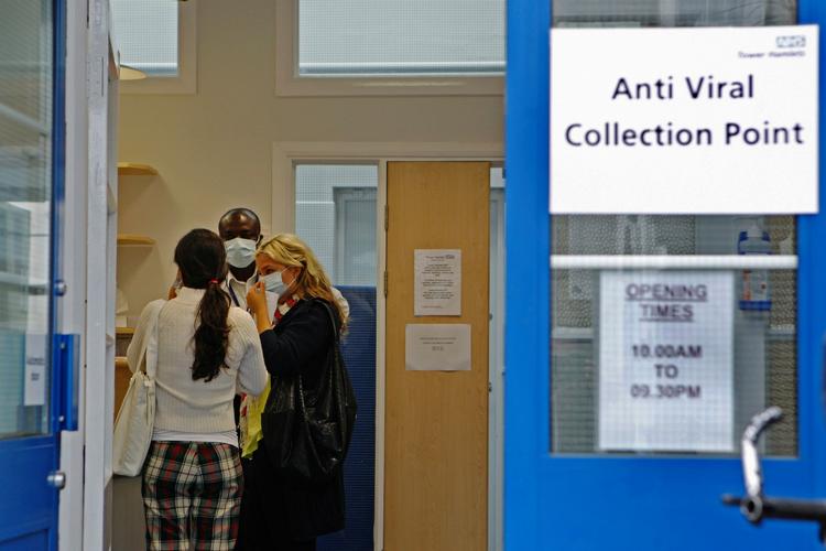 Storbritannien har fortsat langt det største antal døde af influenza A (H1N1) i Europa. Her en situation fra et behandlingscenter i London. 