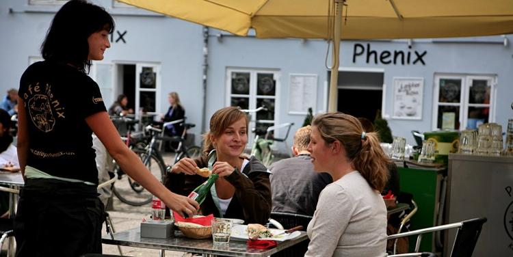 Godt. Der serveres glimrende mad og veltempereret kaffe på Cafe Phenix på Kultorvet. 