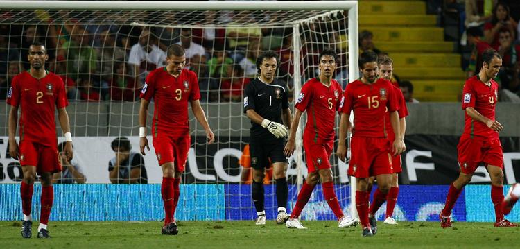 Slukørede portugisiske spillere forlader banen efter det chokerende nederlag til Danmark sidste år. Yderst til højre er det Ricardo Carvalho. Arkivfoto. 
