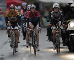Fränk og Andy Schleck hjalp Fabian Cancellara (tv.) det sidste stykke over målstregen efter dennes ublide møde med asfalten på 4. etape af Vuelta a Espana. 