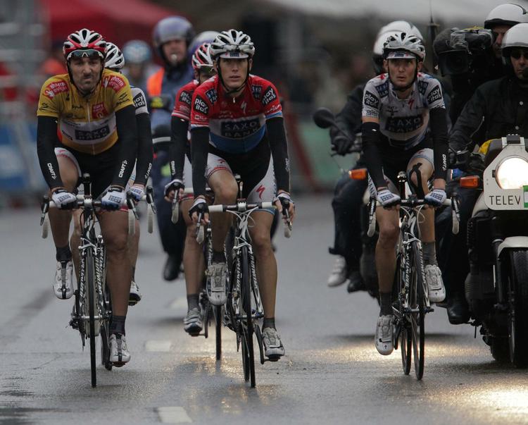 Fränk og Andy Schleck hjalp Fabian Cancellara (tv.) det sidste stykke over målstregen efter dennes ublide møde med asfalten på 4. etape af Vuelta a Espana. 