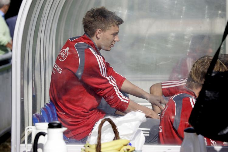 I Vedbæk sprang Nicklas Bendtner træningen over onsdag formiddag, men til gengæld brugte han dagen på at skrive under på en ny kontrakt med Arsenal, oplyser klubben. 