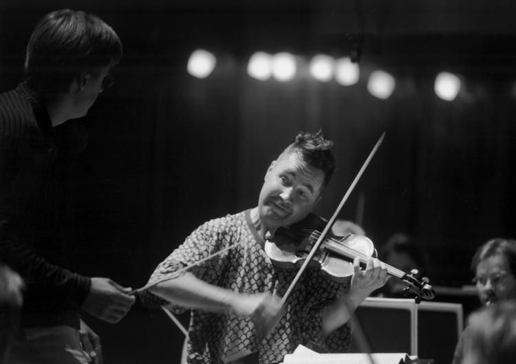 Violinisten Nigel Kennedy erstatter pianisten Martha Argerich til koncert i Tivolis Koncertsal torsdag. Her ses Kennedy under prøver med Radiosymfoniorkestret i 2000. 