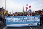 Omkring 10.000 mennesker er på gaden for at markere deres utilfredshed med hjemsendelsen af 22 irakere. 
