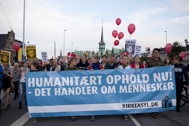 Omkring 10.000 mennesker er på gaden for at markere deres utilfredshed med hjemsendelsen af 22 irakere. 