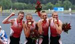 Morten Sørensen (nr. to fra venstre) og de øvrige roere i 'Guldfireren" vandt guld ved OL i Beijing. Sejren har også krævet mange økonomiske ofre. 