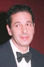 Mange af dem burde i stedet skrive om havearbejde eller rejser, lyder Charles Saatchis skudmål om kunstkritikerne. Også kuratorerne får én over nakken. Arkivfoto. 