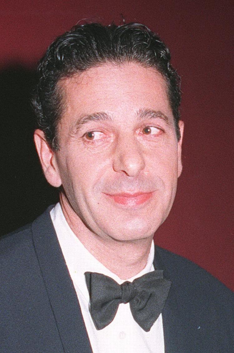 Mange af dem burde i stedet skrive om havearbejde eller rejser, lyder Charles Saatchis skudmål om kunstkritikerne. Også kuratorerne får én over nakken. Arkivfoto. 