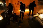 Mexicanske narkobejente visiterer mistænkte i Tijuana under en nmylig aktion. 